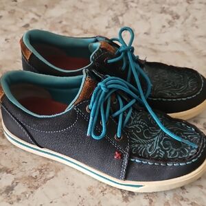 Teal-Accented Casual Lace-Up Shoes